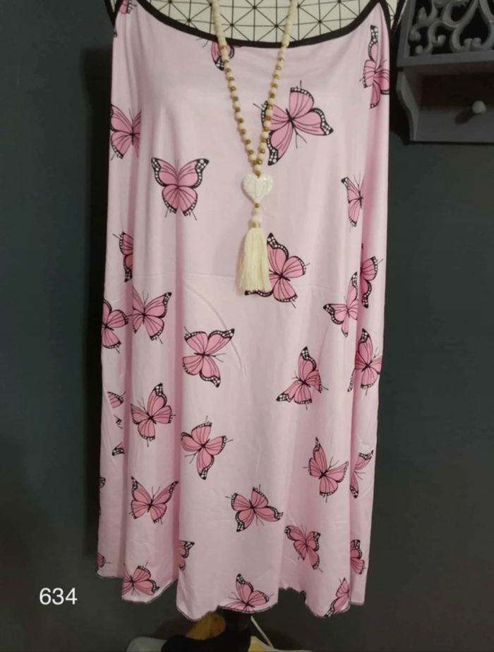 Nuisette Grande Taille 48 – Sans Manches, Imprimé Papillons Colorés Rose