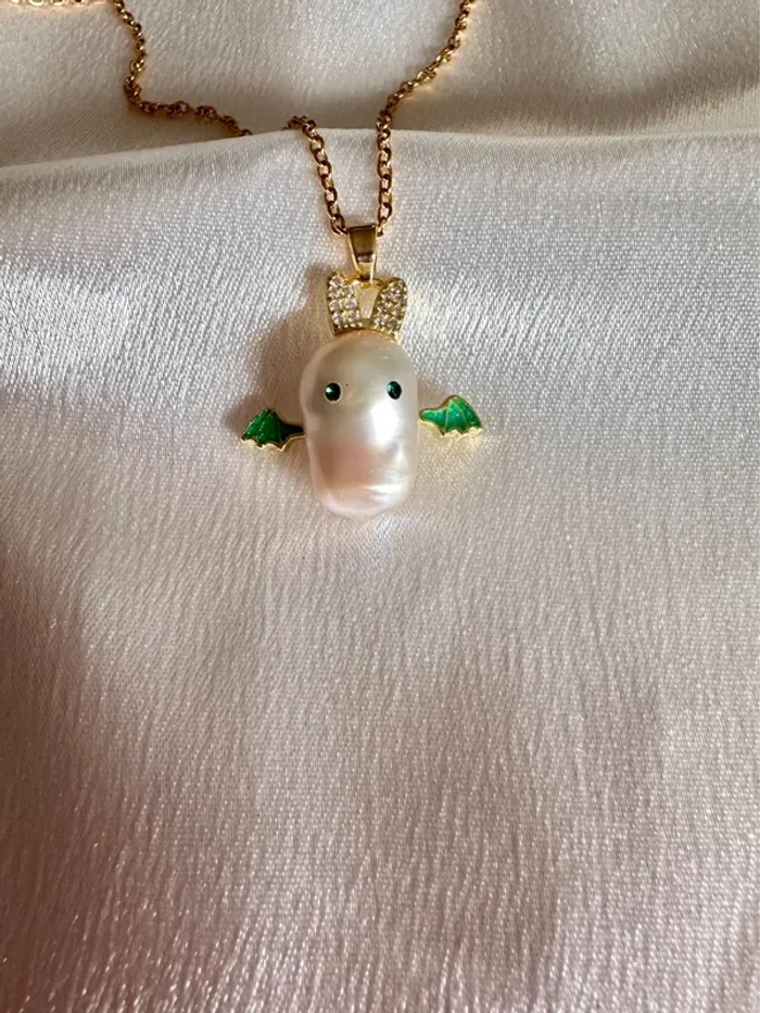 Collier petit lapin ailé fait main – perle baroque et émail vert, bijou unique