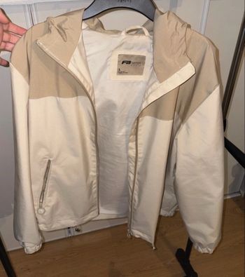Veste légère à capuche beige et blanche 