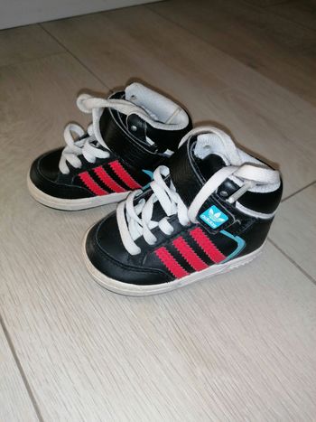 Baskets Adidas taille 19