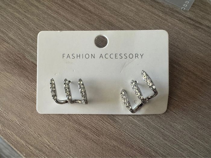 Paire de boucles d’oreilles 1 trous mais effet 3 trous argenté mais