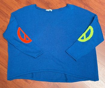 Pull bleu avec motifs Peace&Love colorés
