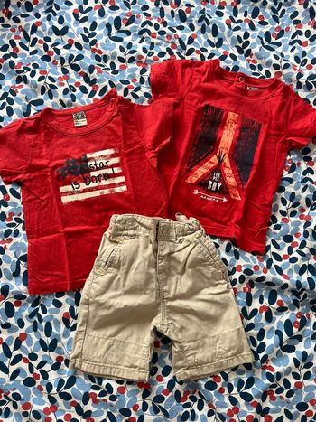 Ensemble t-shirts et short.