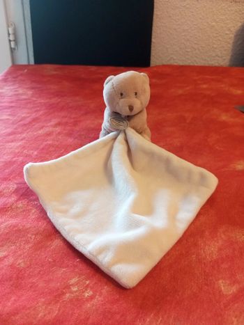 Ours avec mouchoir Doudou et compagnie
