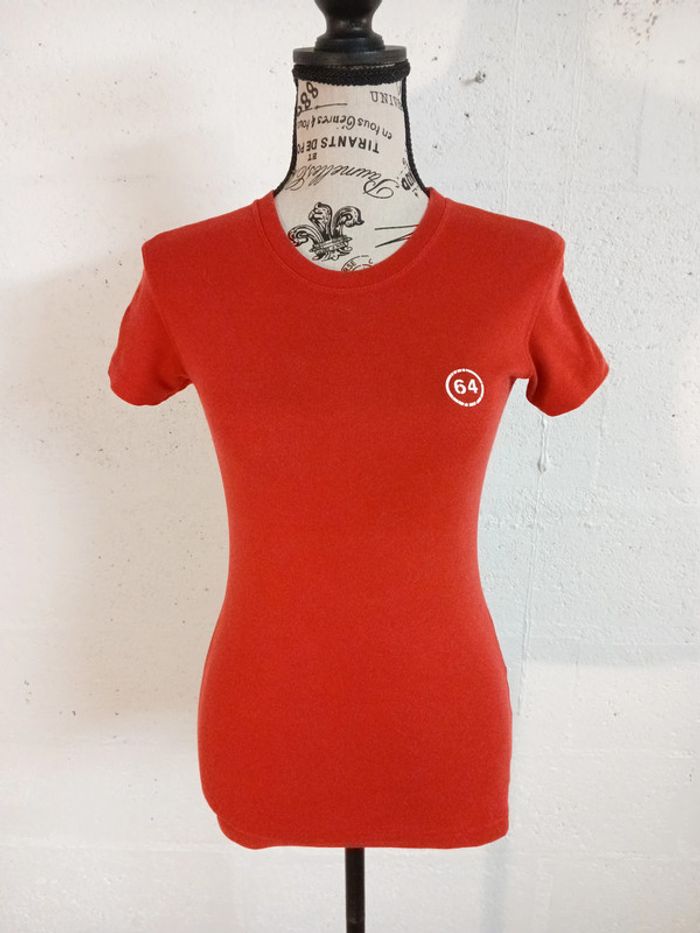 T-shirt rouge "64" Taille S Bon état