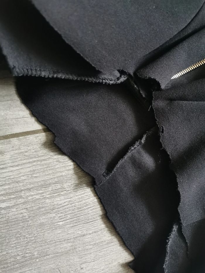 Haut dentelle noir coupé depuis la robe - photo numéro 3