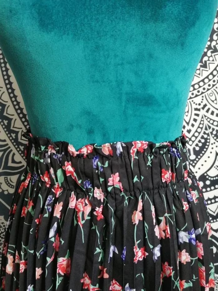 Jupe plissée noire motifs fleurs élastique à la taille / shein / (M) - photo numéro 2