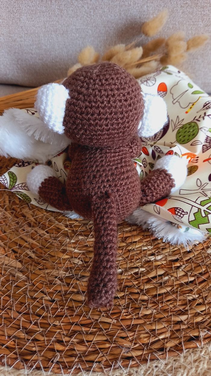 Doudou bébé peluche petit singe amigurumi avec tissu jungle - photo numéro 6