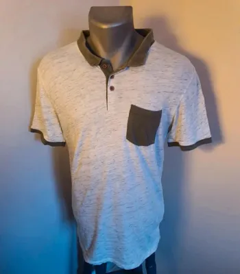 👕  Polo gris clair à détails foncés