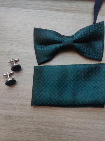 Nœud papillon vert + boutons de manchettes + mouchoir de pochette 