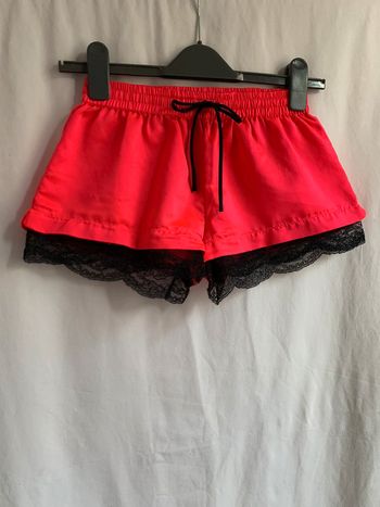 Short rose fluo à dentelle