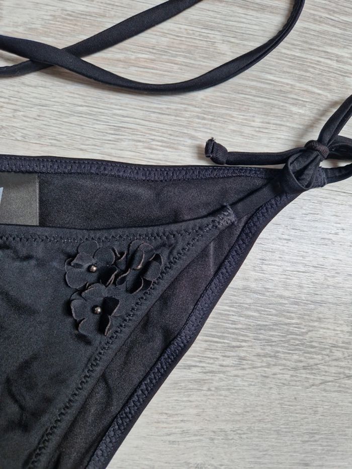 Maillot de bain noir neuf H&M avec fleurs haut 36 et bas 34 - photo numéro 2
