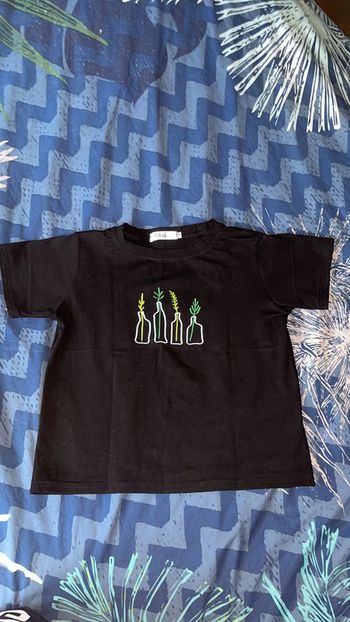 T shirt noir à motifs