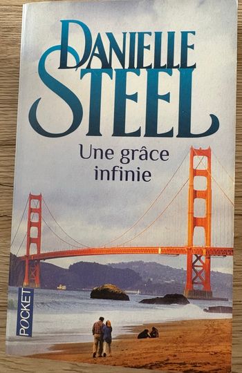 Une. Grâce, infinie, livre de poche.
