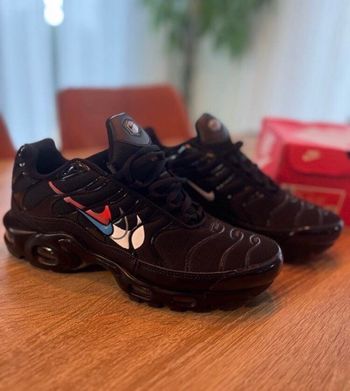 Tn noir et rouge jamais porté taille 34