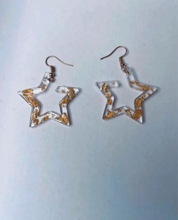 Magnifique paire de boucles d’oreilles 🥰 feuilles or en résine