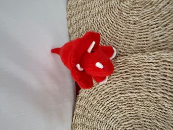 Tricératops en peluche dinosaure tricoté rouge sergent major