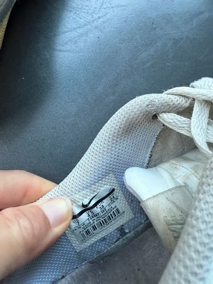 Basket Nike femme blanche avec virgule argenté pointure 38 - photo numéro 6