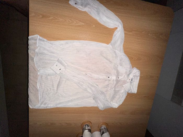 Top blanc à manches transparentes et boutons