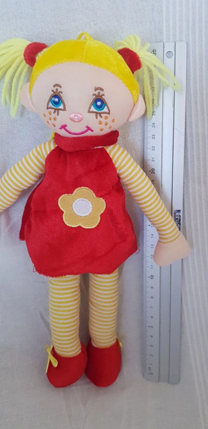 Poupée en chiffon robe rouge fleur jaune - photo numéro 5