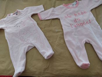 lot 2 pyjamas  naissance  et 1 mois