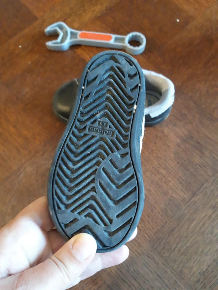 Basket adidas taille 20 - photo numéro 2