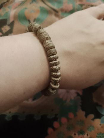 bracelet en perles de noix de coco marrons artisanal neuf.