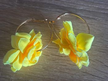 Créoles fleurs jaune et doré