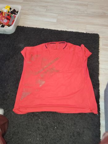 Tee-shirt manches courtes rouges.