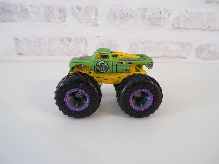 Monster trucks - Hot wheels - HotWheels A51 Patrol - Alien Unit (J17) - photo numéro 2