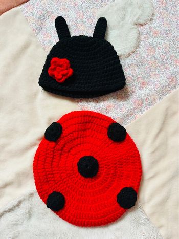 Tenue de photo naissance tricoter coccinelle