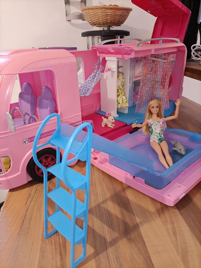 Camping car XXL rose et saumon  + 1 barbie + 1 dauphin+ 1 chien + accessoires