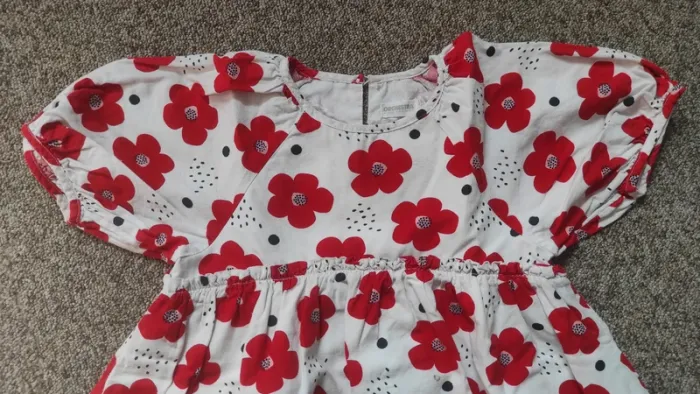 Très jolie robe 3 ans à fleurs rouges - photo numéro 3