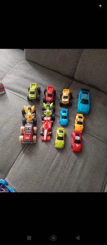 Lot véhicules en plastiques