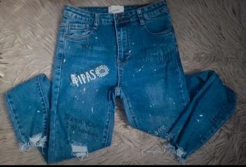 Jeans à trous avec écriture et motifs taches de peinture
