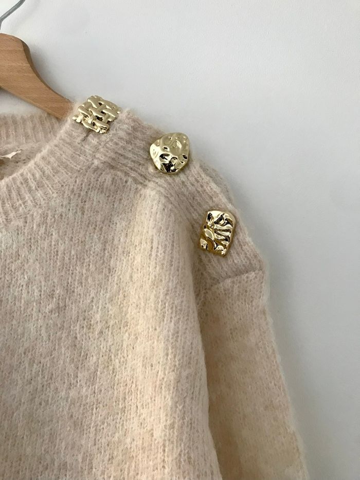 Pull tendance avec Bouton Bijou Doré sur l’Epaule