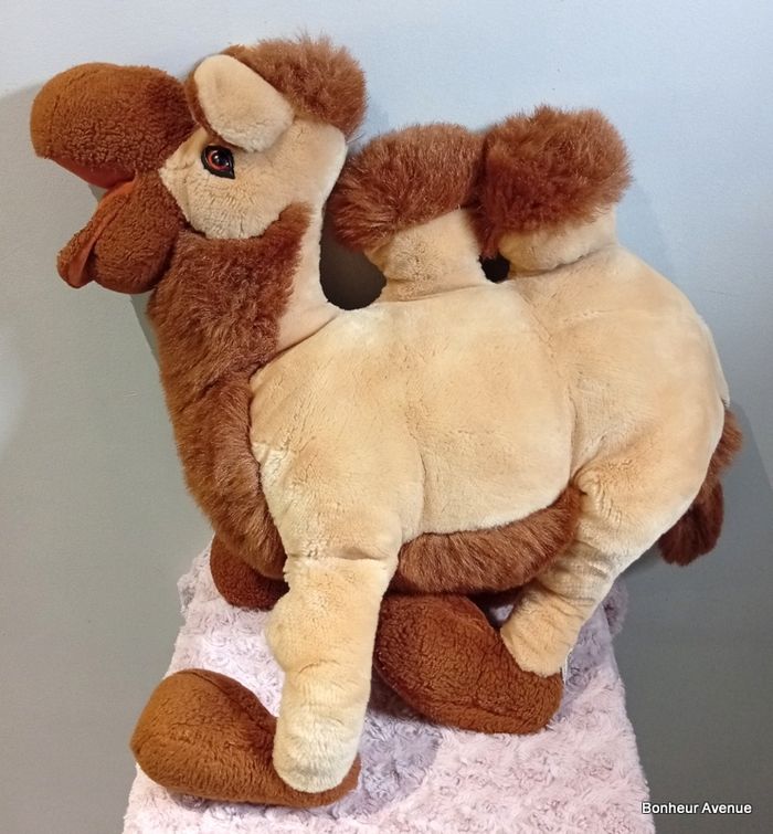 Jolie et grande peluche chameau de marque Ajena