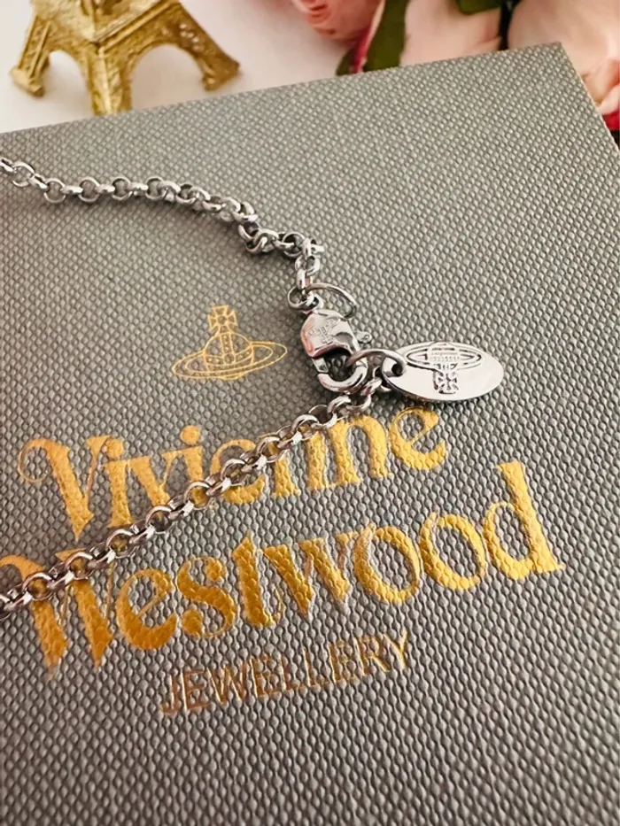 🪐Collier Vivienne Westwood orbite ivoire & rouge – Logo gravé sur le fermoir - photo numéro 9