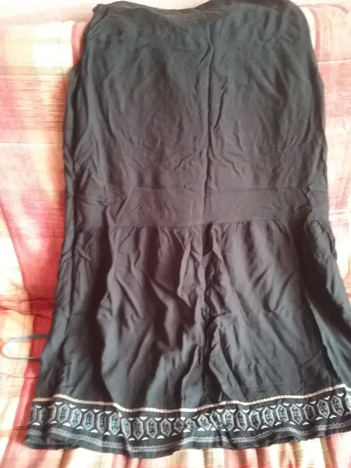 Robe noire brodée sans manche - photo numéro 2