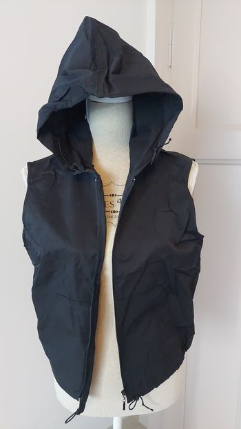 Veste légère sans manches à capuche