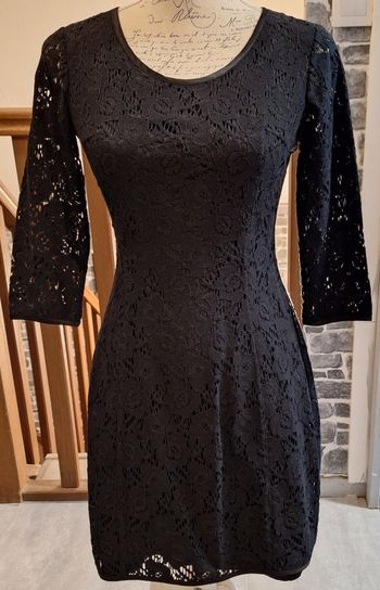 Robe noire unie toute en dentelle ajourée