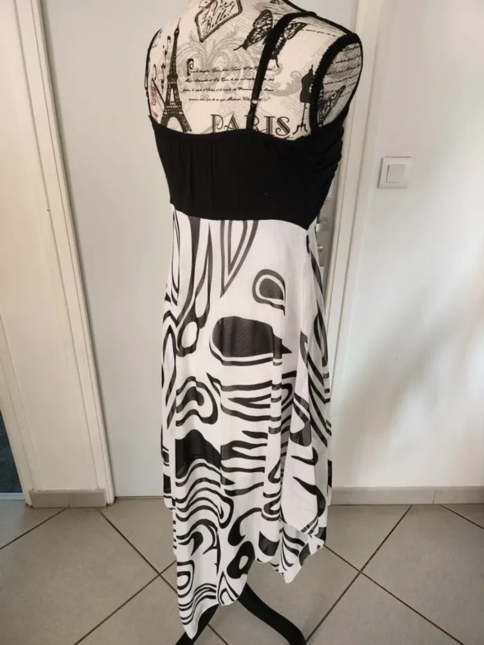 Très Jolie robe bustier Noire et blanche de taille unique - photo numéro 5