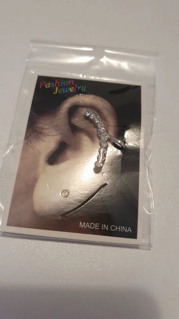 Boucle d'oreille neuve