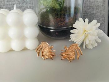 Paire de boucles d'oreilles twistées dorées