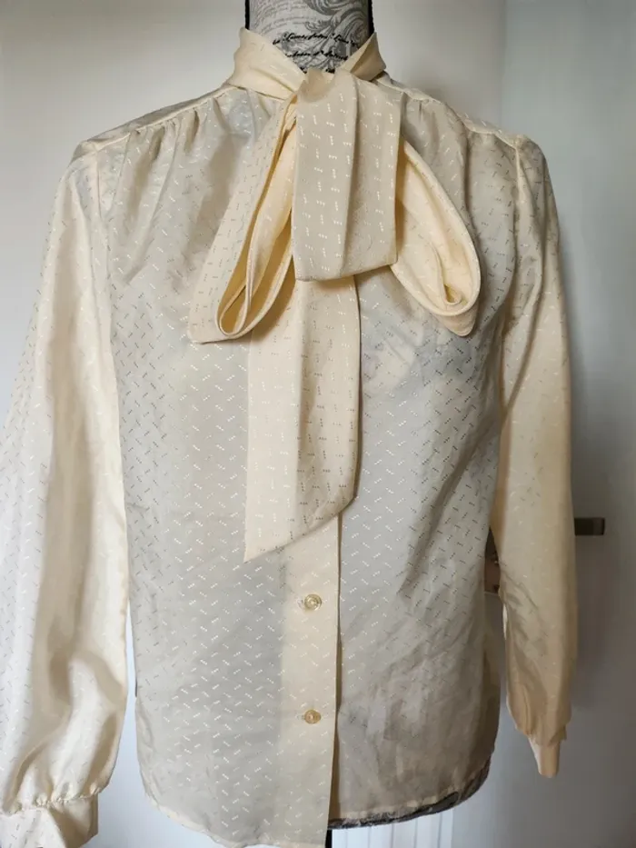 Magnifique Blouse vintage crème à lavallière – manches longues, style chic - photo numéro 4