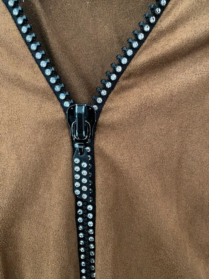 Joli top chocolat avec fermeture et strass - photo numéro 2