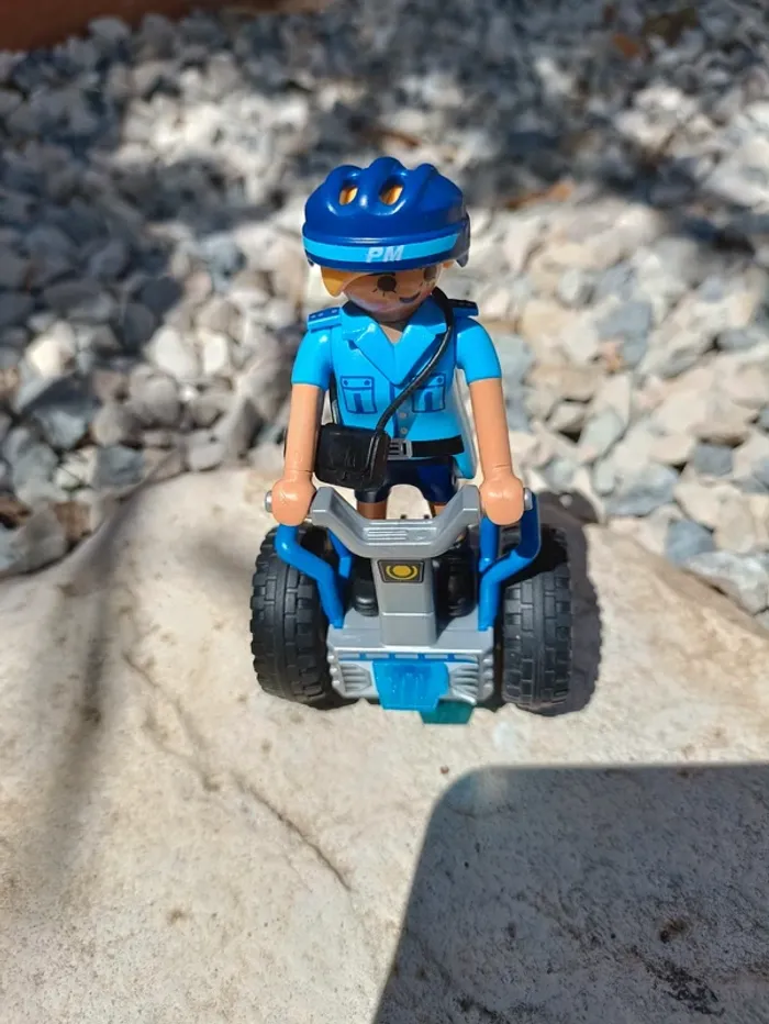 Policière avec gyropode - photo numéro 3