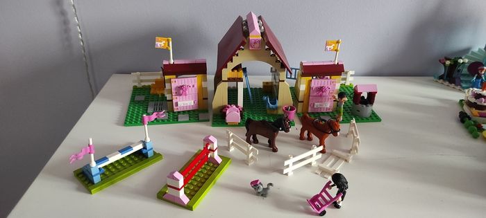 Lego Friends 3189 les Écuries de heartlake - photo numéro 2