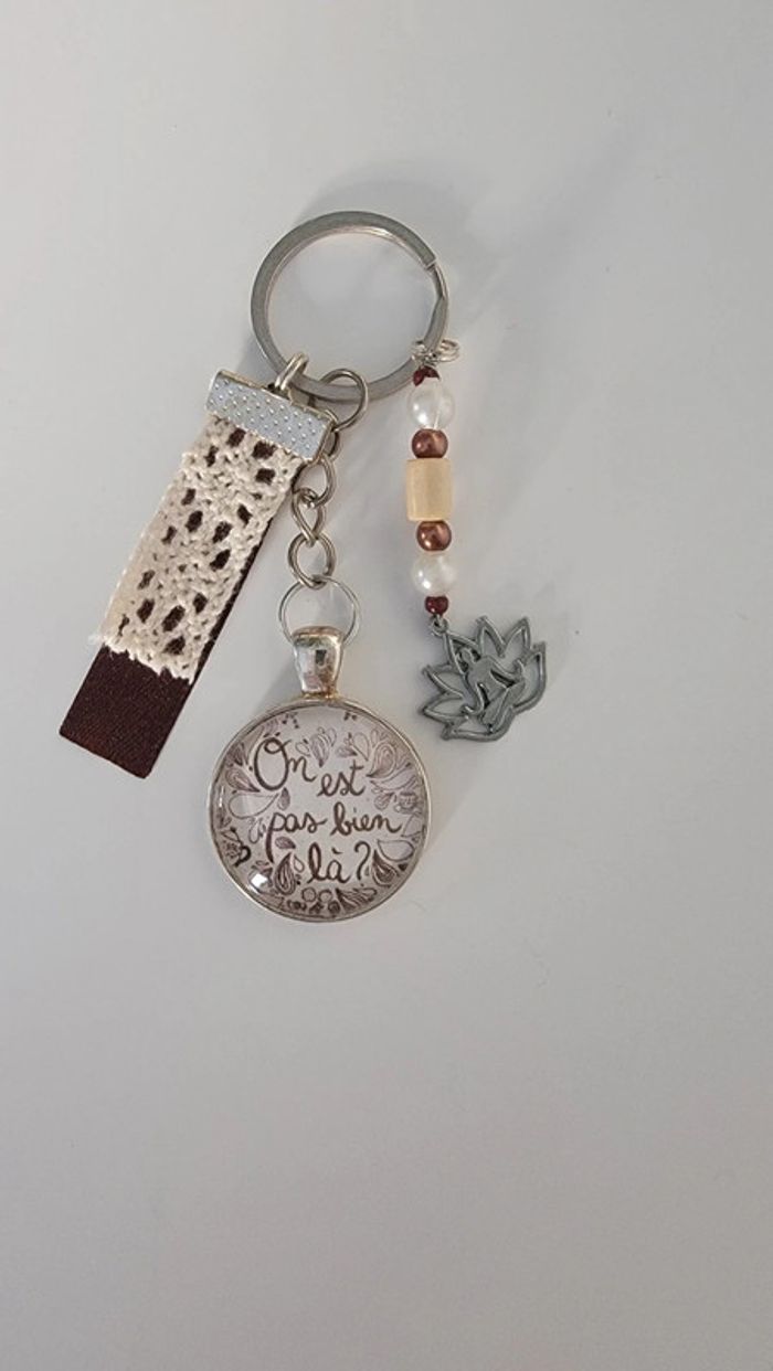 Cadeau humour, porte clé message bijoux de sac " on est pas bien la?"