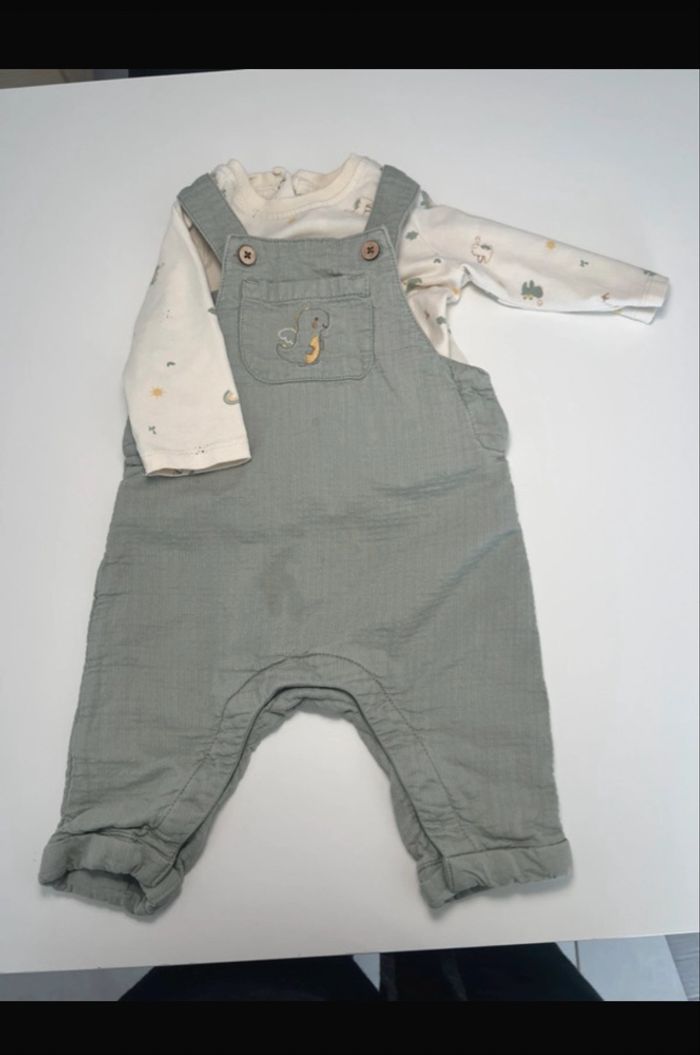 Salopette verte + tee shirt motifs - photo numéro 5